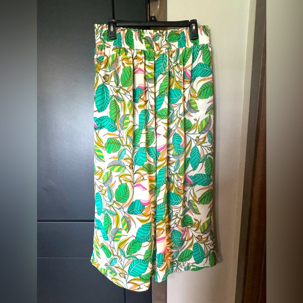Cute tropical printed flowy pants.  Rose and Olive brand. size is 1X.